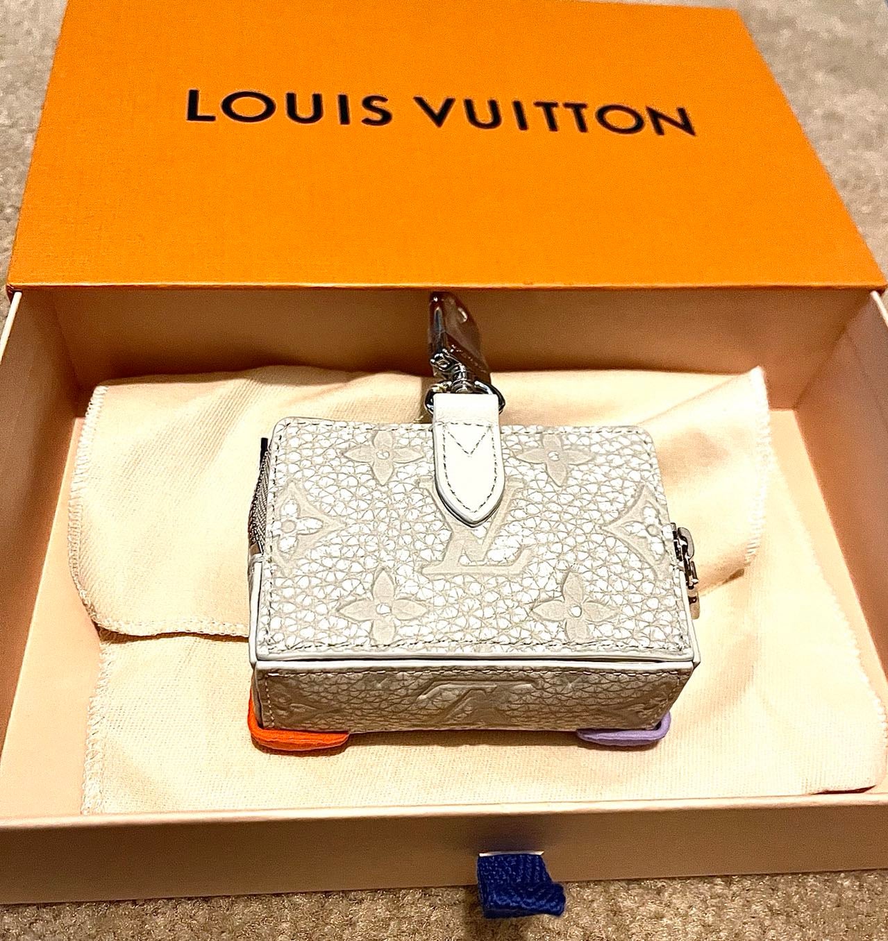 Louis Vuitton® Mng Climbing Pouch Bag Charm & Key Holder Grey. Size